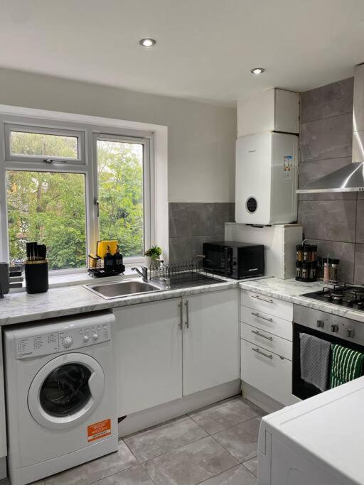 Luxury 2 Bedroom Apartment, Parking, Few Minutes Walk From Wembley Stadium Londyn Zewnętrze zdjęcie