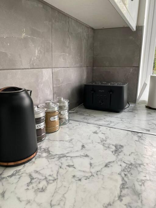 Luxury 2 Bedroom Apartment, Parking, Few Minutes Walk From Wembley Stadium Londyn Zewnętrze zdjęcie