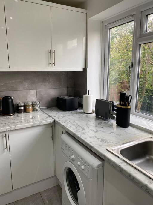 Luxury 2 Bedroom Apartment, Parking, Few Minutes Walk From Wembley Stadium Londyn Zewnętrze zdjęcie